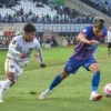 Pemain Port FC berebut bola dengan pemain Dewa United dalam pertandingan Piala Presiden 2025 di Stadion Si Jalak Harupat, Kabupaten Bandung, Kamis (10/7). Port FC berhasil menang melawan Dewa United dengan skor 2-1. Foto: Dimas Rachmatsyah / Jabar Ekspres