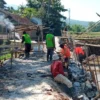 Kinerja Satpol PP Sumedang dipertanyakan, sebab sempat hentikan pembangunan tower alias menara Base Transceiver Station (BTS) di Dusun Lebakbitung, Desa Mekarbakti, Kecamatan Pamulihan, tapi kini kembali dilanjutkan aktivitasnya di tengah dugaan perizinan yang belum lengkap.