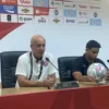 Pelatih Port FC Alexandre Gama bersama Irfan Fandi Ahmad saat konferensi pers usai pertandingan di Stadion Si Jalak Harupat, Kabupaten Bandung, Kamis (10/7/2025). Foto Agi