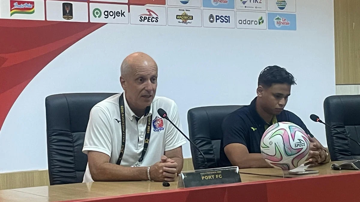 Pelatih Port FC Alexandre Gama bersama Irfan Fandi Ahmad saat konferensi pers usai pertandingan di Stadion Si Jalak Harupat, Kabupaten Bandung, Kamis (10/7/2025). Foto Agi