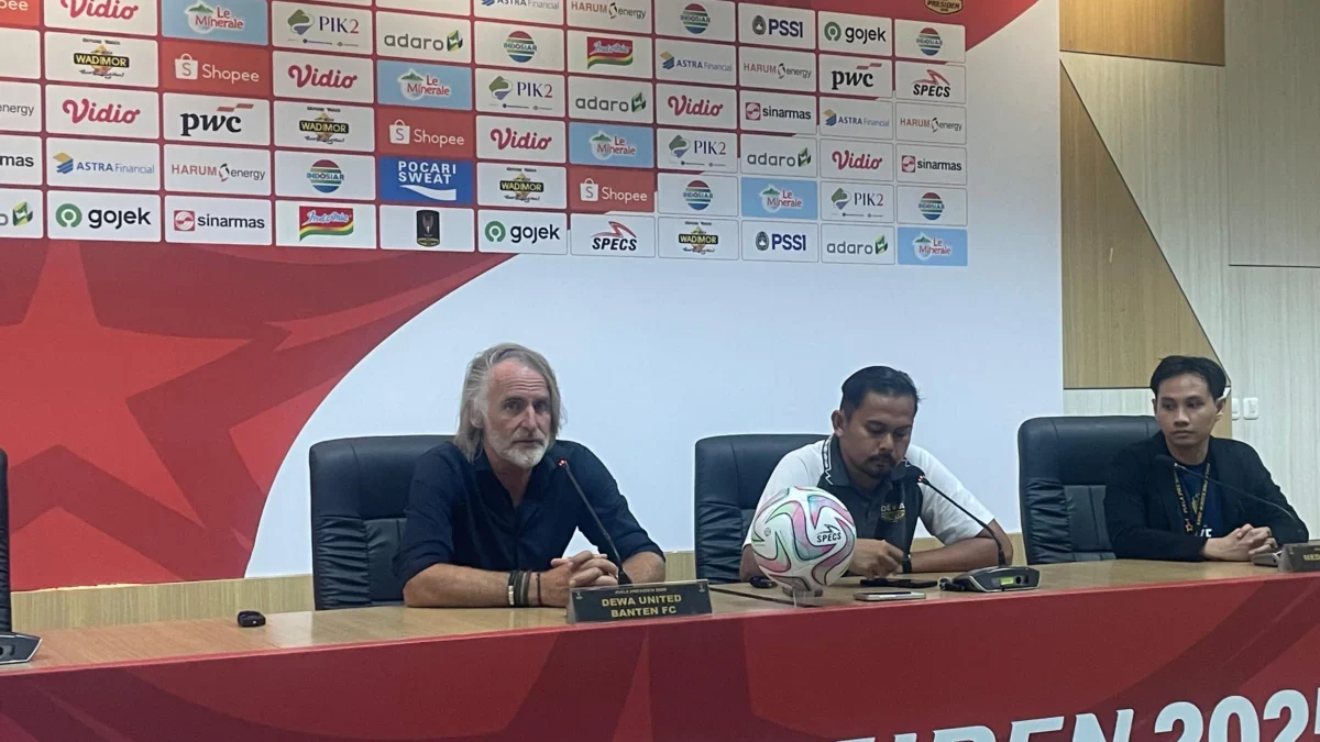 Gagal ke Final, Pelatih Dewa United Tetap Puas, Masih Bagian dari Persiapan Pelatih Dewa United, Jan Olde Riekerink saat konferensi pers usai laga. Foto Agi
