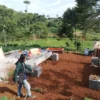 Kinerja Satpol PP Sumedang dipertanyakan, sebab sempat hentikan pembangunan tower alias menara Base Transceiver Station (BTS) di Dusun Lebakbitung, Desa Mekarbakti, Kecamatan Pamulihan, tapi kini kembali dilanjutkan aktivitasnya di tengah dugaan perizinan yang belum lengkap.