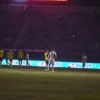 Pertandingan Oxford United melawan Arema FC dalam pertandingan Piala Presiden 2025 diwarnai mati lampu di Stadion Si Jalak Harupat, Kabupaten Bandung, Kamis (10/7). Foto: Dimas Rachmatsyah / Jabar Ekspres