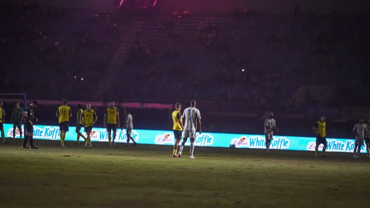 Pertandingan Oxford United melawan Arema FC dalam pertandingan Piala Presiden 2025 diwarnai mati lampu di Stadion Si Jalak Harupat, Kabupaten Bandung, Kamis (10/7). Foto: Dimas Rachmatsyah / Jabar Ekspres