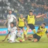 Pemain Oxford United berebut bola dengan pemain Arema FC dalam pertandingan Piala Presiden 2025 di Stadion Si Jalak Harupat, Kabupaten Bandung, Kamis (10/7). Oxford United berhasil menang dan melaju ke final setelah mengalahkan Arema FC dengan skor 4-0. Foto: Dimas Rachmatsyah / Jabar Ekspres