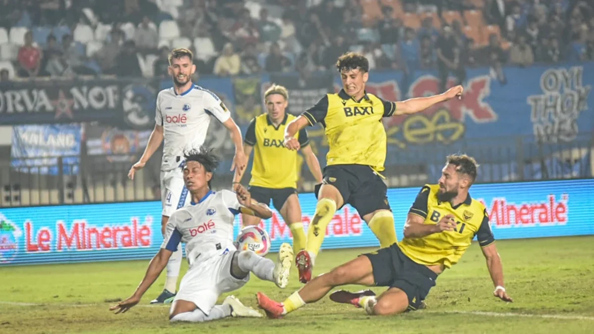 Pemain Oxford United berebut bola dengan pemain Arema FC dalam pertandingan Piala Presiden 2025 di Stadion Si Jalak Harupat, Kabupaten Bandung, Kamis (10/7). Oxford United berhasil menang dan melaju ke final setelah mengalahkan Arema FC dengan skor 4-0. Foto: Dimas Rachmatsyah / Jabar Ekspres