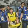 Pesepak bola Oxford United Ole Romenij mengalami cidera saat bertanding melawan Arema FC pada pertandingan Piala Presiden 2025 di Stadion Si Jalak Harupat, Kabupaten Bandung, Kamis (10/7). Foto: Dimas Rachmatsyah / Jabar Ekspres