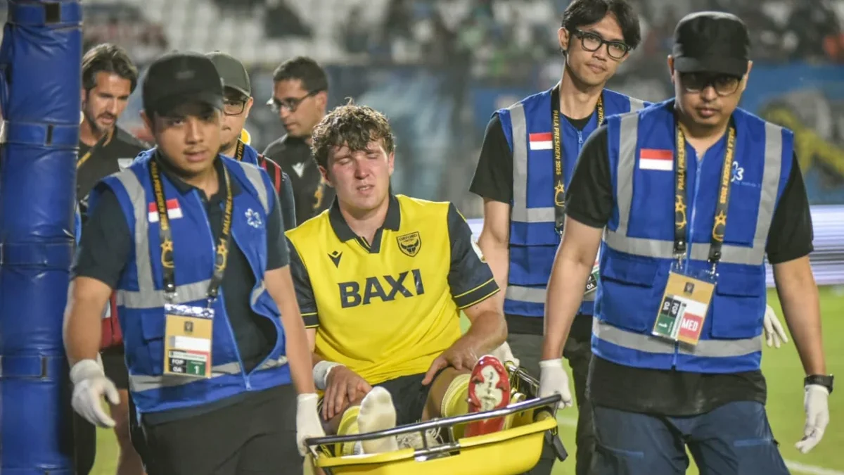 Kemenangan Telak Oxford Atas Arema FC Dibayar Mahal, Ole Romeny Terancam Absen di Final Gegara Cedera Pesepak bola Oxford United Ole Romenij mengalami cidera saat bertanding melawan Arema FC pada pertandingan Piala Presiden 2025 di Stadion Si Jalak Harupat, Kabupaten Bandung, Kamis (10/7). Foto: Dimas Rachmatsyah / Jabar Ekspres