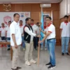 Simbolis Penyerahan Bendera Perbasi dari Ketua Umum Perbasi Jawa Barat, Epriyanto Kasmuri pada Ketua Perbasi Kota Cimahi, Tresna Nur Ramdhani (Mong)