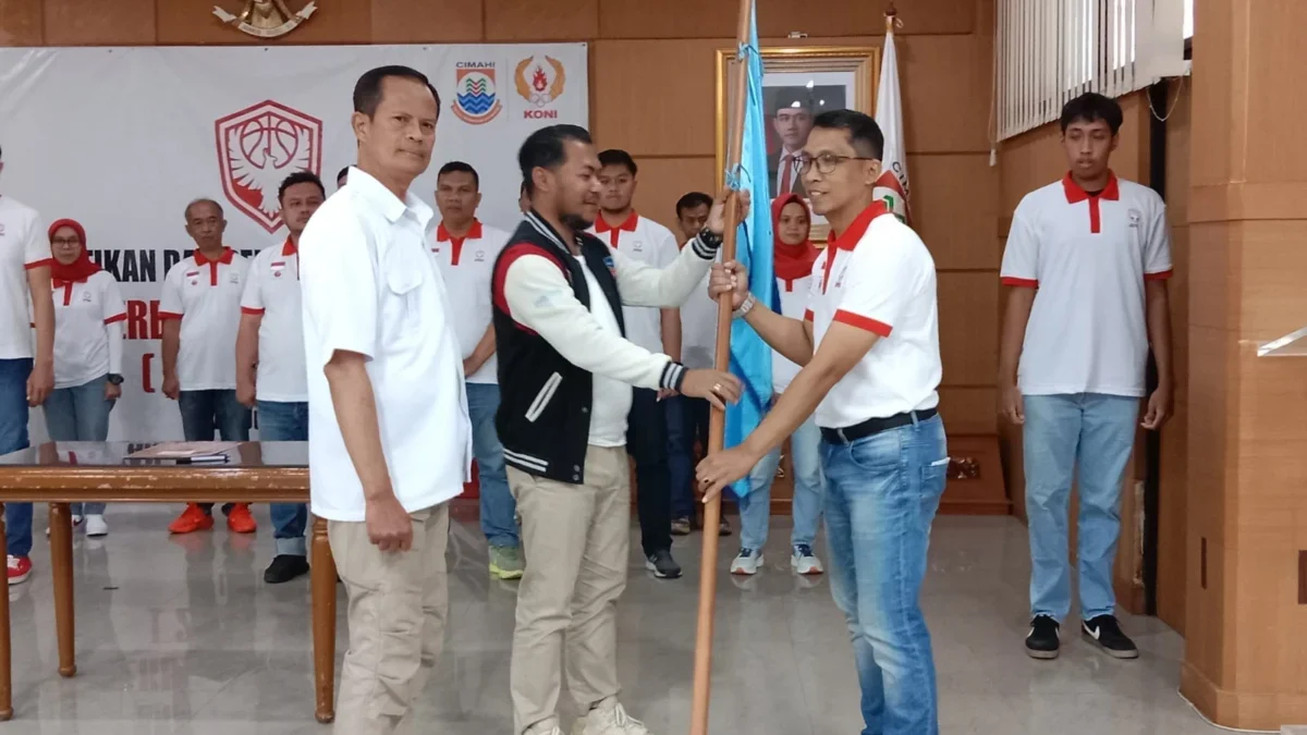 Simbolis Penyerahan Bendera Perbasi dari Ketua Umum Perbasi Jawa Barat, Epriyanto Kasmuri pada Ketua Perbasi Kota Cimahi, Tresna Nur Ramdhani (Mong)