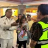Ridwan Kamil tengah protes pada petugas akibat pesawat delay di BandaraI Gusti Ngurah Rai Bali. Foto/ Instagram @infojawabarat