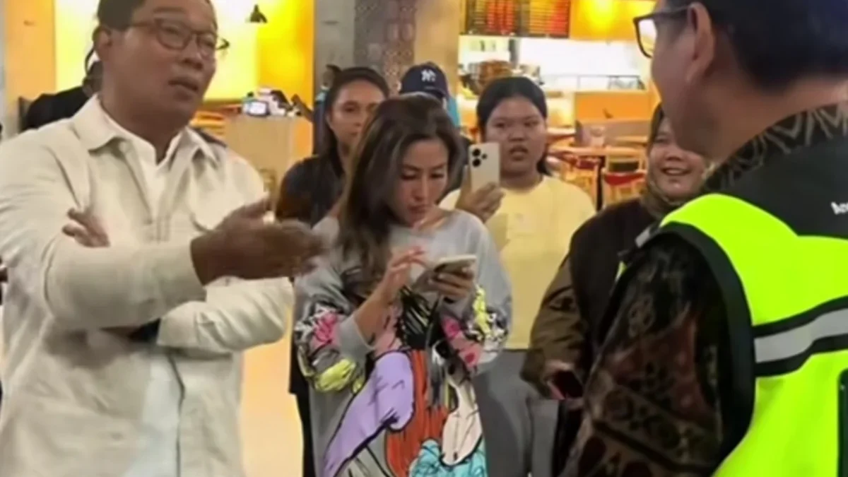 Ridwan Kamil tengah protes pada petugas akibat pesawat delay di BandaraI Gusti Ngurah Rai Bali. Foto/ Instagram @infojawabarat
