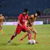 Para pemain Dewa United dan Liga Indonesia Allstar saat berebut bola di perebutan juara ke-3 Piala Presiden 2025 di Stadion Si Jalak Harupat, Kabupaten Bandung, Sabtu (12/7/2025). Foto Dok Piala Presiden 2025