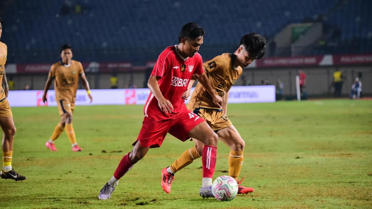 Dewa United Raih Juara Ketiga Piala Presiden 2025 Usai Kalahkan Liga Indonesia All Star 2-0 Para pemain Dewa United dan Liga Indonesia Allstar saat berebut bola di perebutan juara ke-3 Piala Presiden 2025 di Stadion Si Jalak Harupat, Kabupaten Bandung, Sabtu (12/7/2025). Foto Dok Piala Presiden 2025
