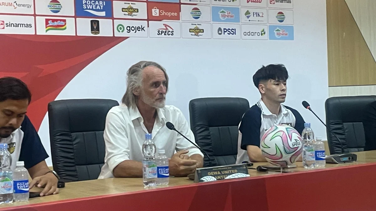 Pelatih Dewa United Puji Penampilan Timnya Usai Kunci Posisi Ketiga Piala Presiden 2025 Pelatih Dewa United, Jan Olde Riekerink didampingi Taisei Marukawa saat jumpa pers usai pertandingan. Foto Agi