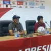 Pelatih Liga Indonesia All Star Rahmad Darmawan didamping Pemain Bayu Otto saat jumpa pers usai pertandingan. Foto Agi