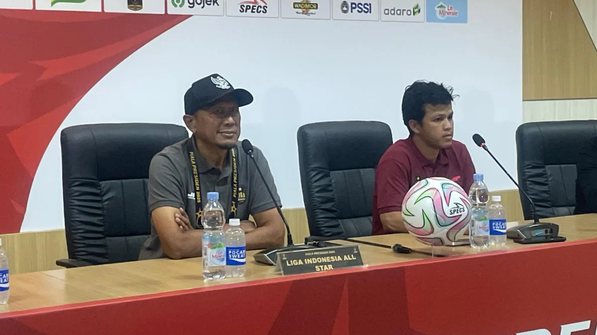Pelatih Liga Indonesia All Star Rahmad Darmawan didamping Pemain Bayu Otto saat jumpa pers usai pertandingan. Foto Agi