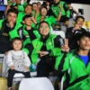 Ratusan Mitra Gojek Bandung mengajak keluarganya untuk menonton secara langsung Final Piala Presiden 2025 di Stadion Si Jalak Harupat