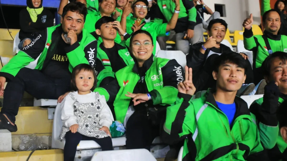 Ratusan Mitra Gojek Bandung mengajak keluarganya untuk menonton secara langsung Final Piala Presiden 2025 di Stadion Si Jalak Harupat