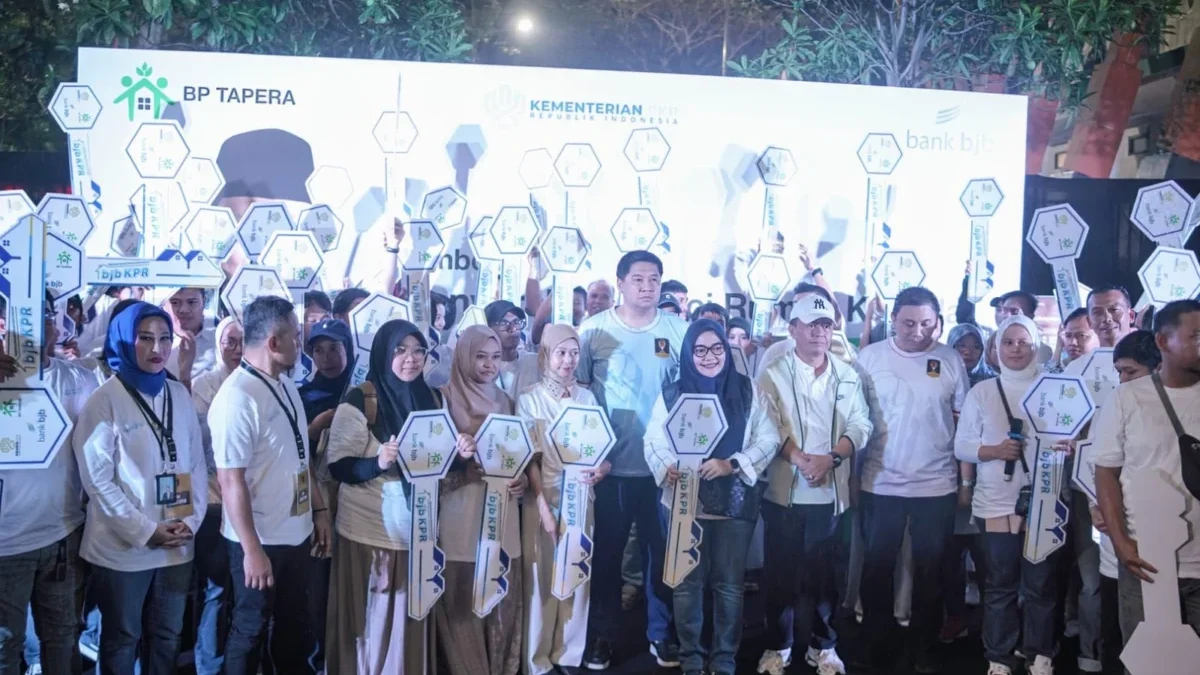 Bank BJB menyerahkan kunci secara simbolis kepada 100 debitur FLPP