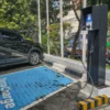 Ilustrasi: Mobil hybrid berada di Stasiun Pengisian Kendaraan Listrik Umum di Jalan Martadinata, Kota Bandung, Selasa (15/7). Foto: Dimas Rachmatsyah / Jabar Ekspres