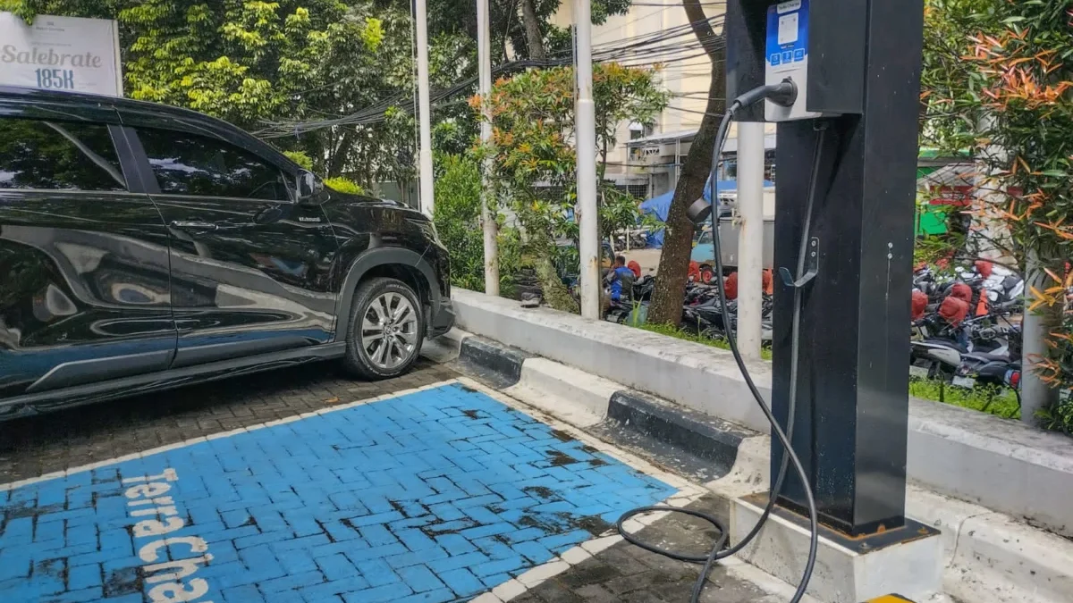 Wakil Wali Kota Bandung Erwin Dorong Pengembangan Kendaraan Listrik, Targetkan Kota Ramah Lingkungan Ilustrasi: Mobil hybrid berada di Stasiun Pengisian Kendaraan Listrik Umum di Jalan Martadinata, Kota Bandung, Selasa (15/7). Foto: Dimas Rachmatsyah / Jabar Ekspres