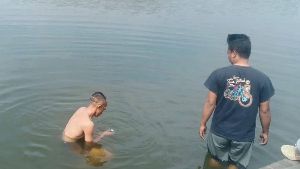 HP Tenggelam di Kolam Podomoro, Dua Petugas Damkar Baleendah Menyelam Petugas Dinas Pemadam Kebakaran (Disdamkar) Kabupaten Bandung membantu evakuasi sebuah handphone milik warga yang tercebur ke kolam di kawasan Podomoro, Baleendah, Kabupaten Bandung, Selasa (15/7). Foto Istimewa
