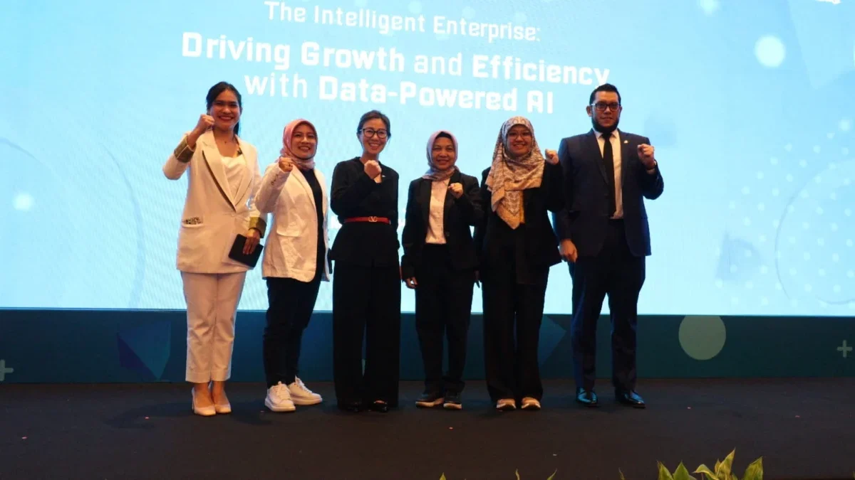 (kiri ke kanan) MC Business Insight Session Nathania R.Michico Tambunan, VP Cloud Business Telkomsigma Wita Astari, Country Director Google Cloud Indonesia Fanly Tanto, Direktur Utama Telkomsigma Dwi Sulistiani, Senior Manager IT Division PT WIKA Riha Rizanah, dan Head of AI Google Cloud Platform Muhammad Fariz Sinaga dalam acara Business Insight Session “The Intelligent Enterprise: Driving Growth and Efficiency with Data–Powered AI”, beberapa waktu yang lalu-lalu.