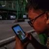 Ilustrasi: Warga melihat unggahan video di akun Instagram @diskominfojabar di Babakan Siliwangi, Kota Bandung, Jumat (18/7). Foto: Dimas Rachmatsyah / Jabar Ekspres