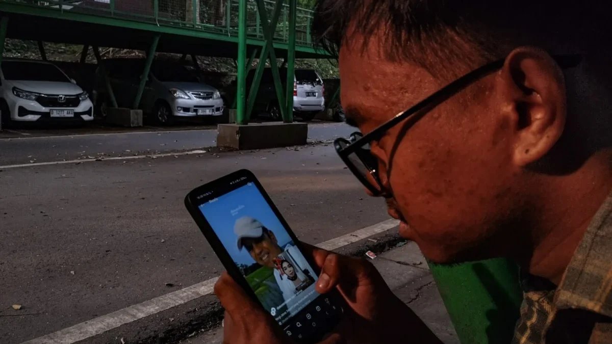 Ilustrasi: Warga melihat unggahan video di akun Instagram @diskominfojabar di Babakan Siliwangi, Kota Bandung, Jumat (18/7). Foto: Dimas Rachmatsyah / Jabar Ekspres