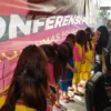 Dok. Para tersangka sindikat perdagangan bayi jaringan internasional saat berhasil dibekuk oleh Polda Jabar. Foto. Sandi Nugraha.