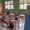 Siswa kelas X SMK Yasira, Nurmalita fokus memperhatikan bimbingan dari seorang guru, Jumat (18/7/2025). Tahun ajaran baru, SMK swasta ini hanya mendapat satu orang siswa perempuan. (Cecep Herdi/Jabar Ekspres)