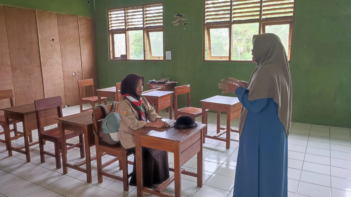 Siswa kelas X SMK Yasira, Nurmalita fokus memperhatikan bimbingan dari seorang guru, Jumat (18/7/2025). Tahun ajaran baru, SMK swasta ini hanya mendapat satu orang siswa perempuan. (Cecep Herdi/Jabar Ekspres)