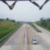 Kendaraan roda empat sedang melaju di ruas Jalan Tol Cisumdawu, wilayah Kecamatan Pamulihan, Kabupaten Sumedang. (Yanuar/Jabar Ekspres)