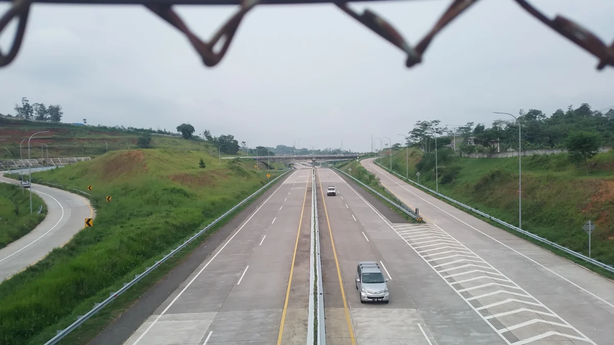 Kendaraan roda empat sedang melaju di ruas Jalan Tol Cisumdawu, wilayah Kecamatan Pamulihan, Kabupaten Sumedang. (Yanuar/Jabar Ekspres)