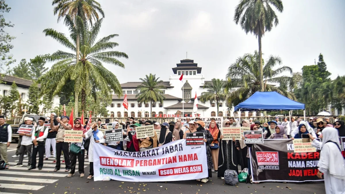 Massa dari Aliansi Pergerakan Islam Jawa Barat (API JABAR) menggelar aksi Masyarakat Menolak Penggantian Nama RSUD Al Ihsan di depan Gedung Sate, Kota Bandung, Jumat (18/7). Foto: Dimas Rachmatsyah / Jabar Ekspres