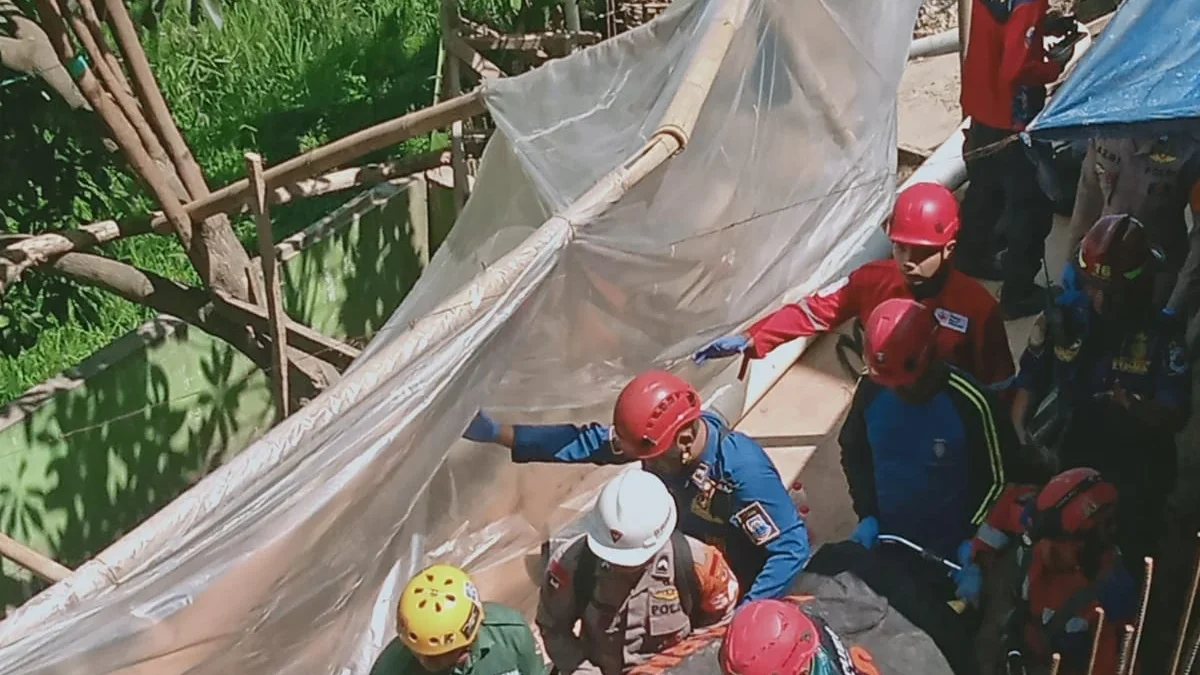 Proses Evakuasi Korban Longsor di Padasuka, Cimahi Tengah (Ist)