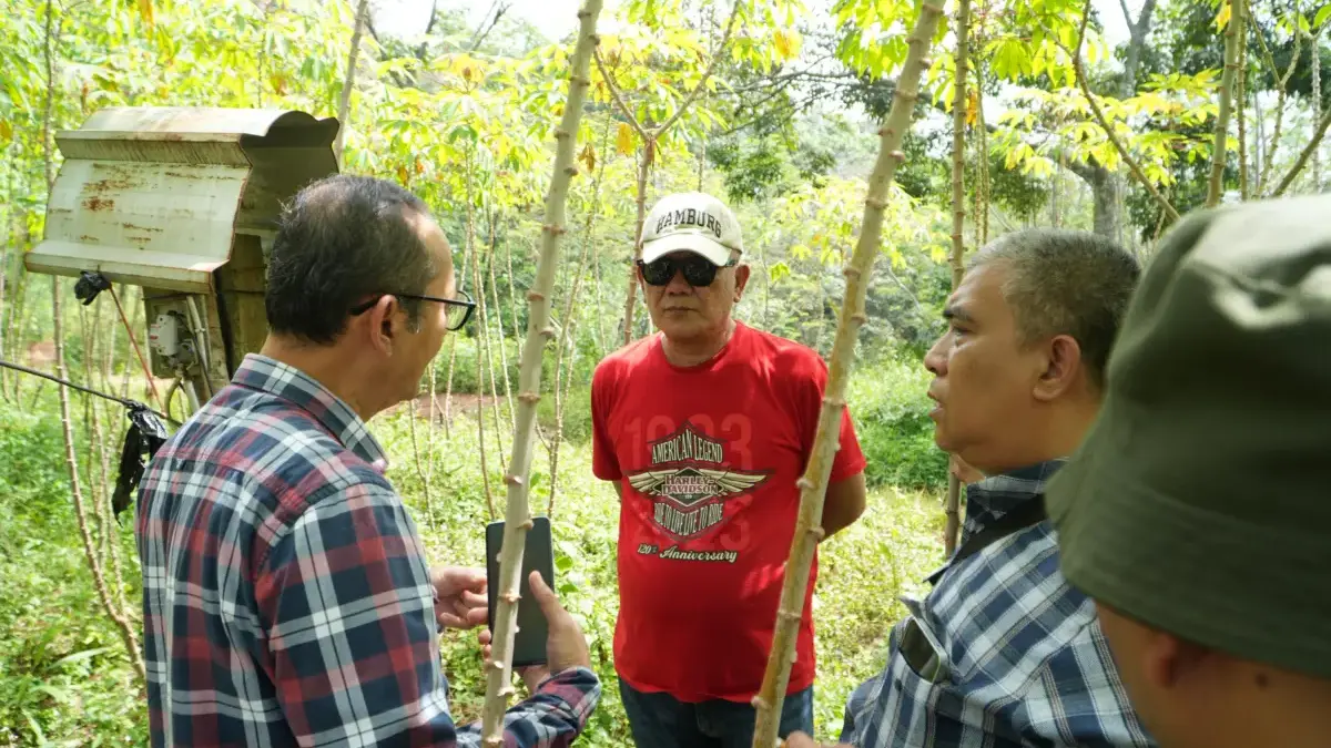 TINJAU LOKASI: Kepala Dinas ESDM Jabar Bambang Tirtoyuliono bersama Kepala Bidang Ketenagalistrikan Zaenal Ari