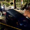 Truk pengangkut peralatan dapur MBG terguling di jalan Kolonel Masturi, Desa Jambudipa, Kecamatan Cisarua