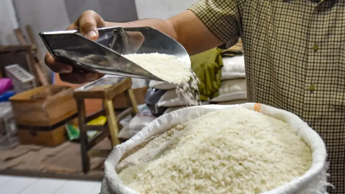 Isu Beras Oplosan Tak Pengaruhi Pedagang di Pasar Kosambi, Sebut Pembeli Hanya Lebih Waspada Isu Beras Oplosan Tak Pengaruhi Pedagang di Pasar Kosambi, Sebut Pembeli Hanya Lebih Waspada