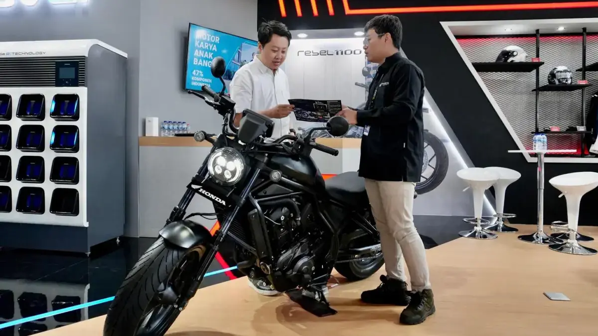 ‎(Kiri-kanan): Kepala Staf Kepresidenan RI Letjen TNI (Purn) AM Putranto, Executive Vice President Director AH