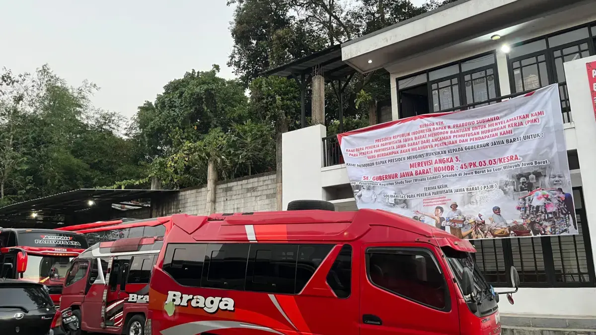 Larangan Study Tour Belum Dicabut, Massa Solidaritas Pekerja Pariwisata Kompak Pasang Spanduk Terbuka