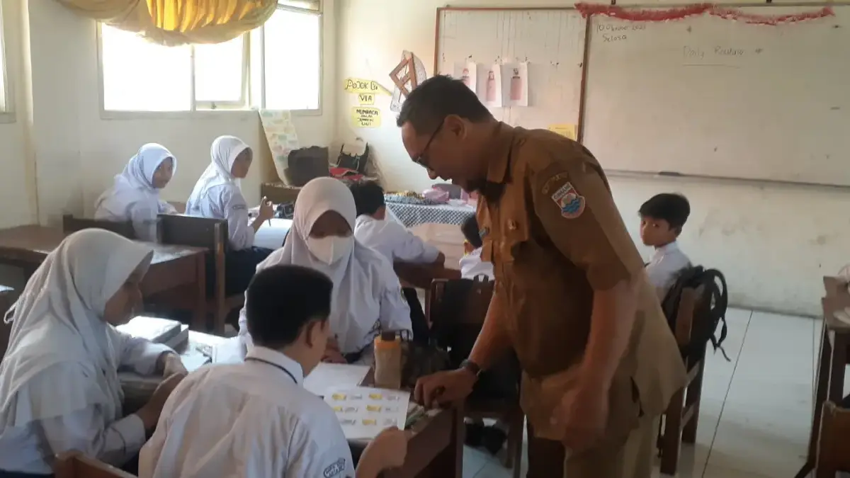 Belajar Tanpa HP, Sekolah di Cimahi Kembali Fokus ke Buku dan Lab Komputer Belajar Tanpa HP, Sekolah di Cimahi Kembali Fokus ke Buku dan Lab Komputer