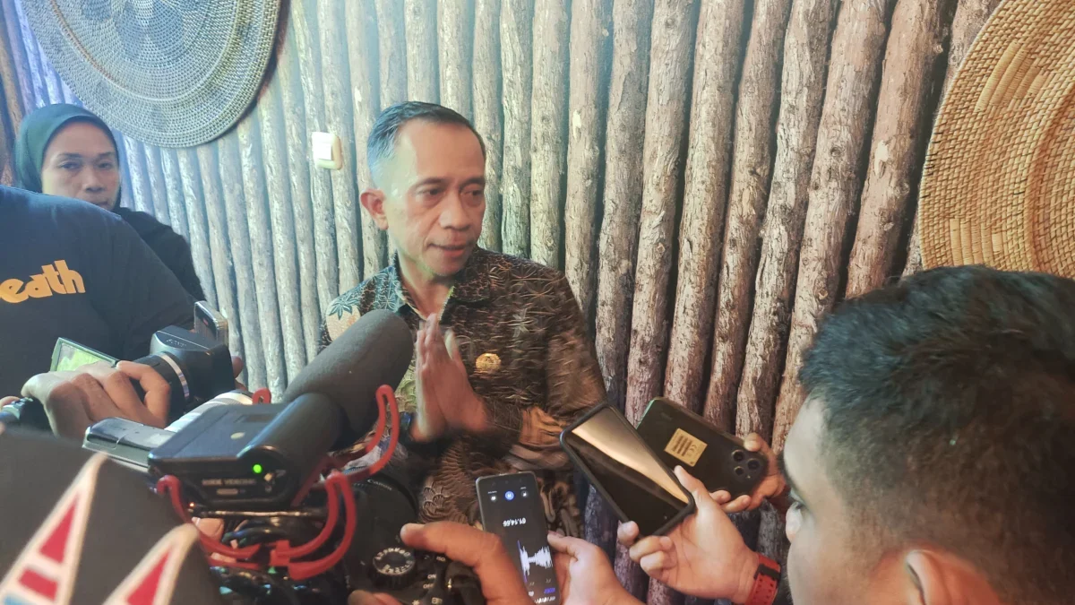 Rencana Pembongkaran Teras Cihampelas: Ketua DPRD Bandung Tekankan Kajian Ahli Tata Kota Ketua DPRD Kota Bandung, Asep Mulyadi saat memberikan keterangan mengenai rencana pembongkaran Teras Cihampelas di Kota Bandung.