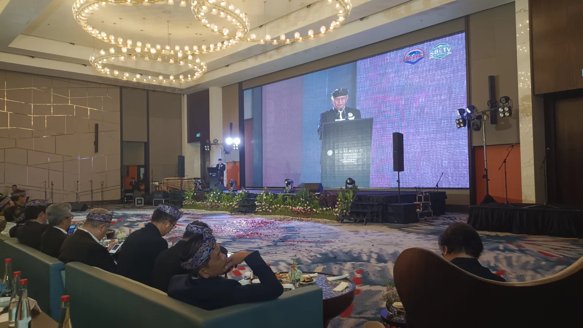 Ketua ABPPTSI Jawa Barat, Dr. Ricky Agusiady saat sambutan dalam Rakernas III ABPPTSI yang mengusung tema Implementasi Perubahan Paradigma dan Transformasi PTSI di di Hotel Pullman, Kota Bandung, Rabu, 16 Juli 2025.