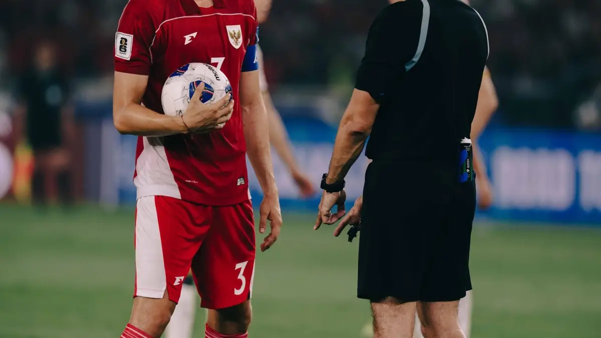 Jay Idzes dalam pertandingan timnas Indonesia vs China.