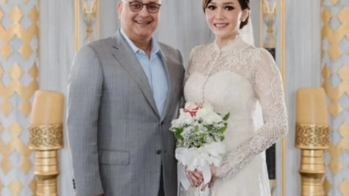 Irwan Mussry yang kerap hadiahkan barang mewah untuk sang Istri Maia Estianti.