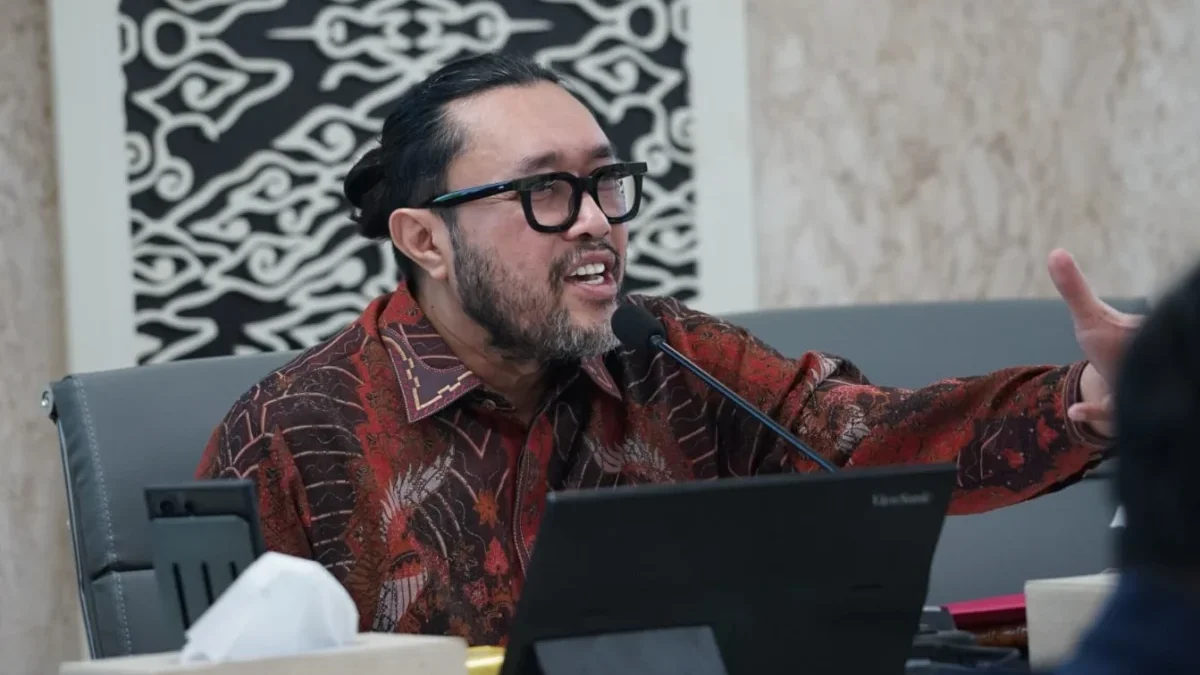 Wakil Ketua DPRD Jawa Barat, Ono Surono, menilai kebijakan penambahan rombongan belajar (rombel) di sekolah negeri berpotensi merugikan keberlangsungan sekolah swasta dan menuntut solusi cepat berbasis data.