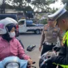 TERJARING RAZIA: Seorang pengendara sepeda motor terjaring razia dalam Operasi Patuh Lodaya 2025 di Kota Bandung, Senin, 14 Juli 2025. (ILUSTRASI)