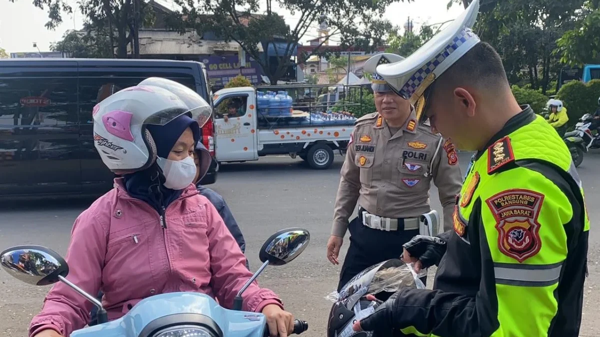 TERJARING RAZIA: Seorang pengendara sepeda motor terjaring razia dalam Operasi Patuh Lodaya 2025 di Kota Bandung, Senin, 14 Juli 2025. (ILUSTRASI)